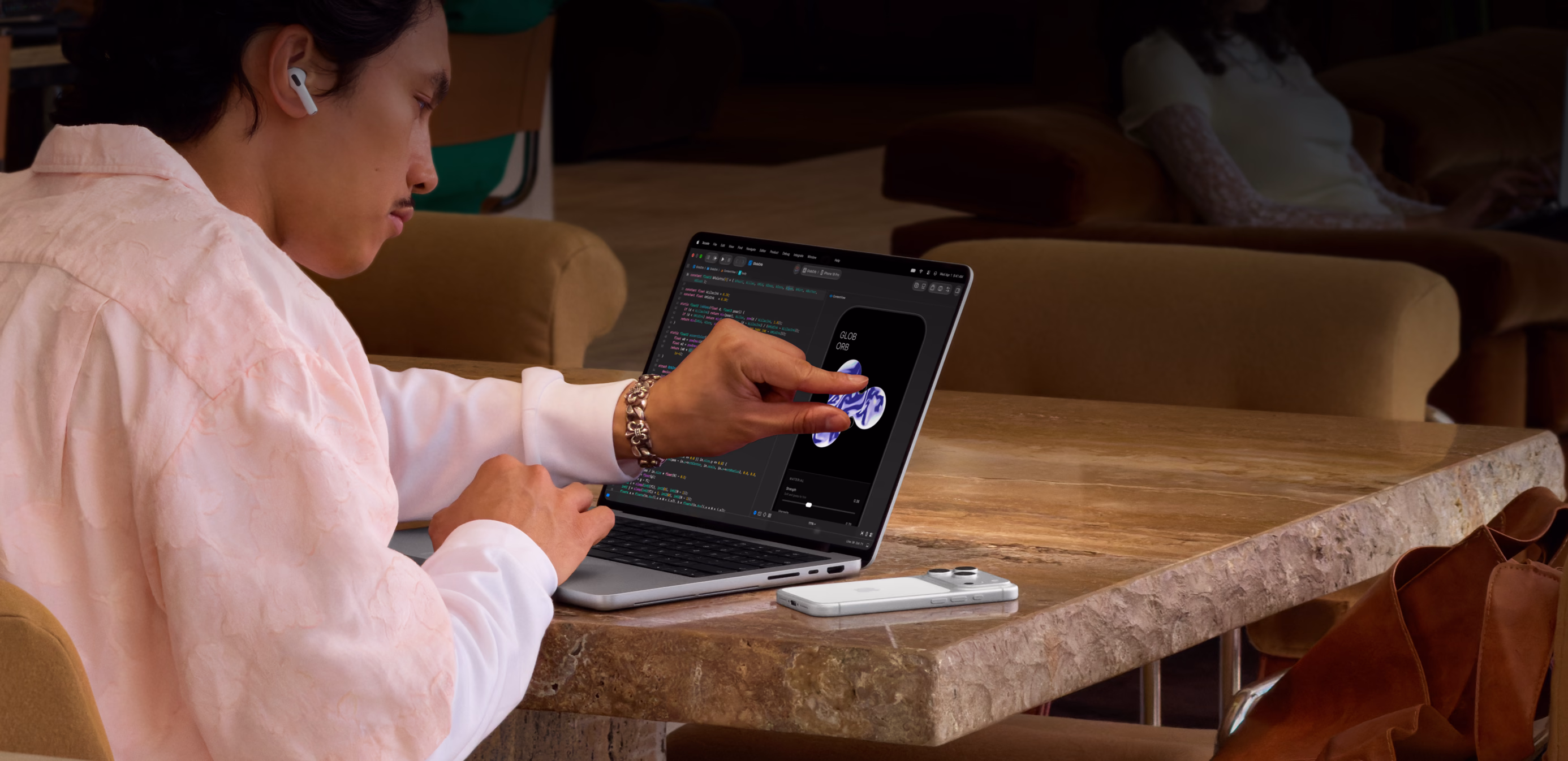Una persona usa el MacBook Pro en un sillón