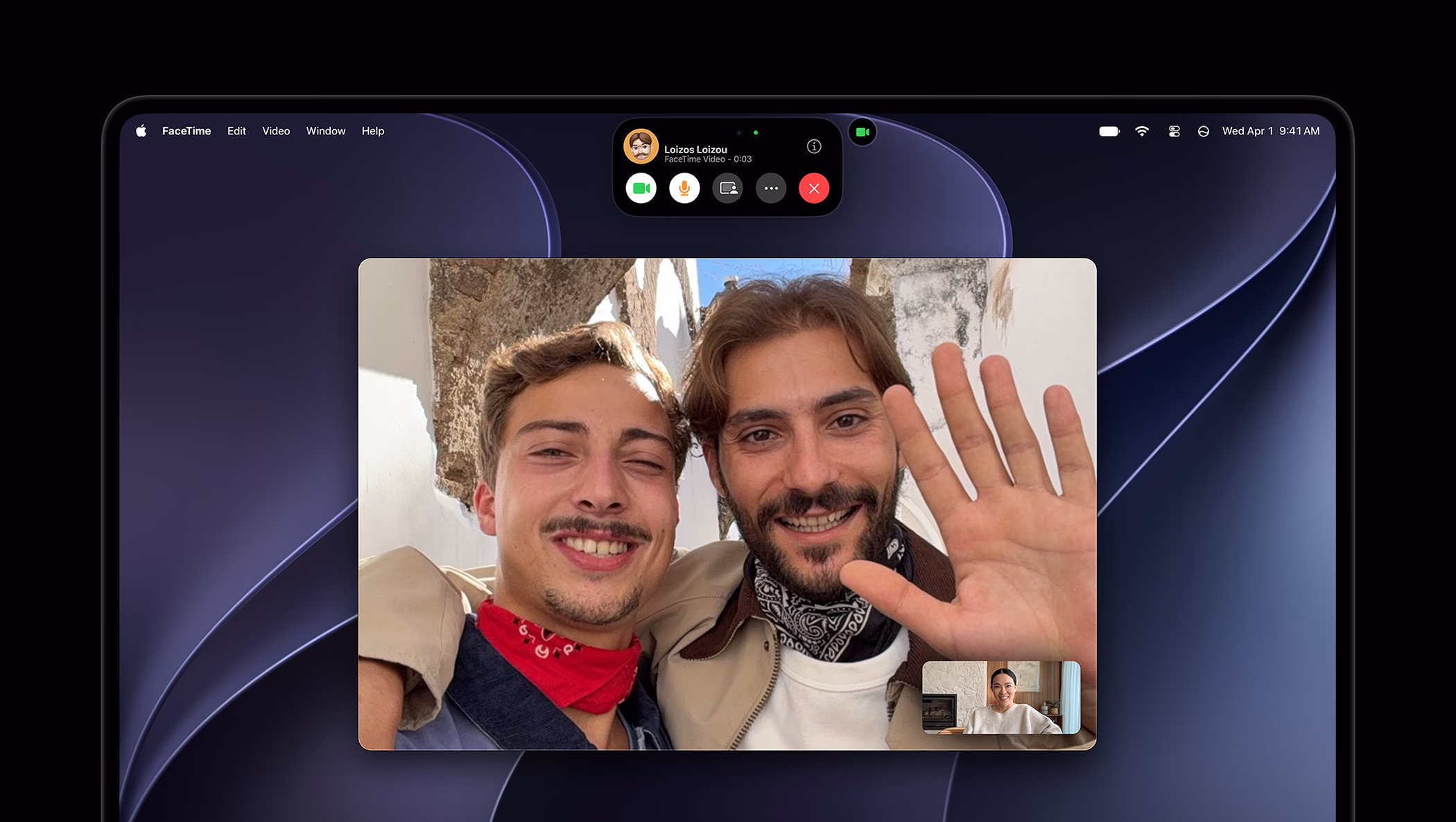 Videollamada con dos personas en la pantalla del MacBook Pro