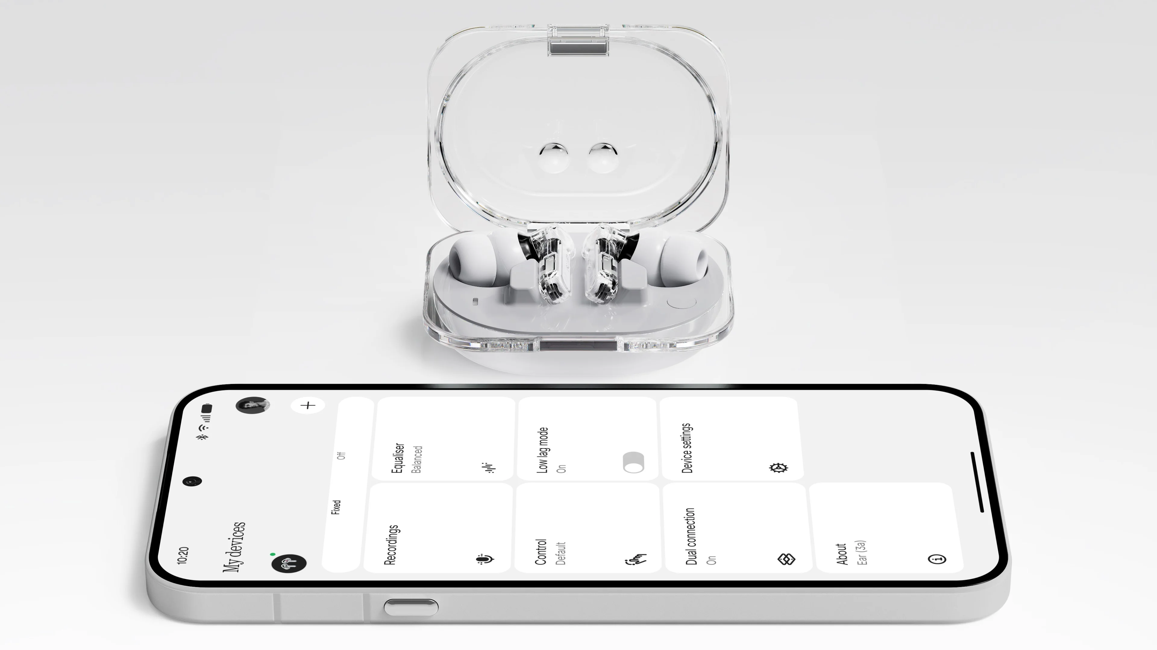 Estuche blanco del Nothing Ear (3a) abierto junto a un teléfono que muestra el panel de ajustes de la app Nothing X