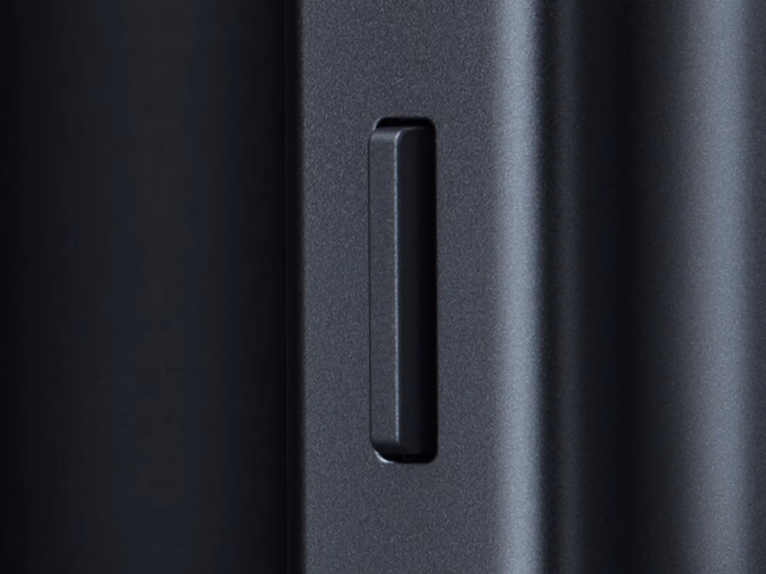 Vertical paddle on the side of the Headphone (1) Pro earcup