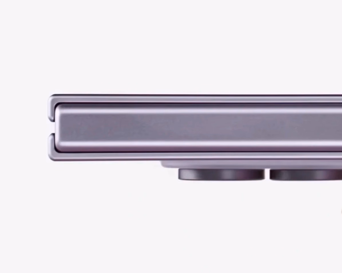 Perfil del Galaxy Z Fold 8 en lavanda plegado, con la bisagra vista de canto