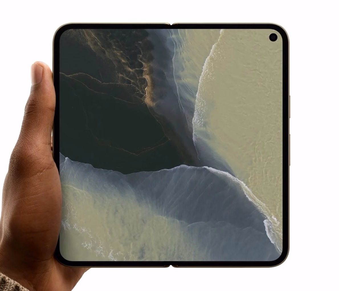 El Pixel 11 Pro Fold abierto en una mano mostrando la pantalla interna casi cuadrada de 8 pulgadas