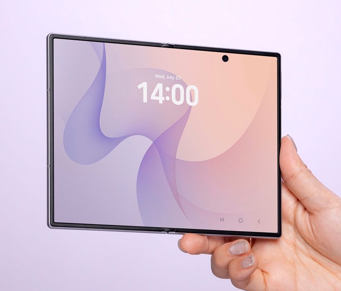 El Galaxy Z Fold 8 abierto en una mano mostrando la pantalla interna ancha en relación 4:3