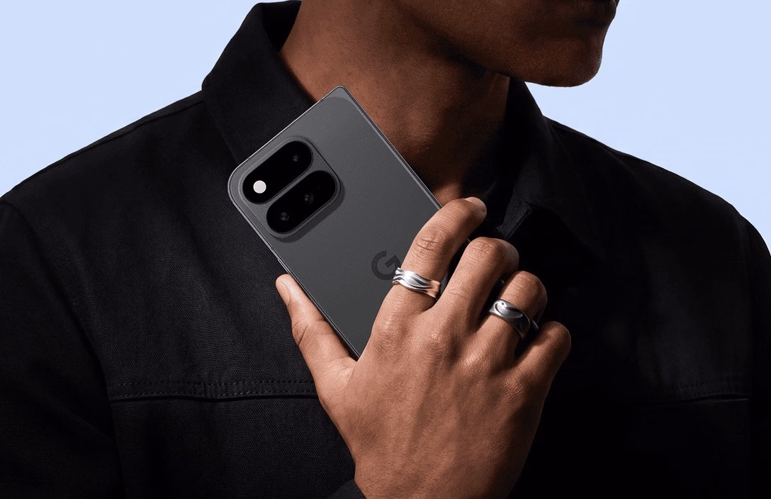 Una persona sostiene el Pixel 11 Pro Fold plegado en color Obsidian contra una camisa negra