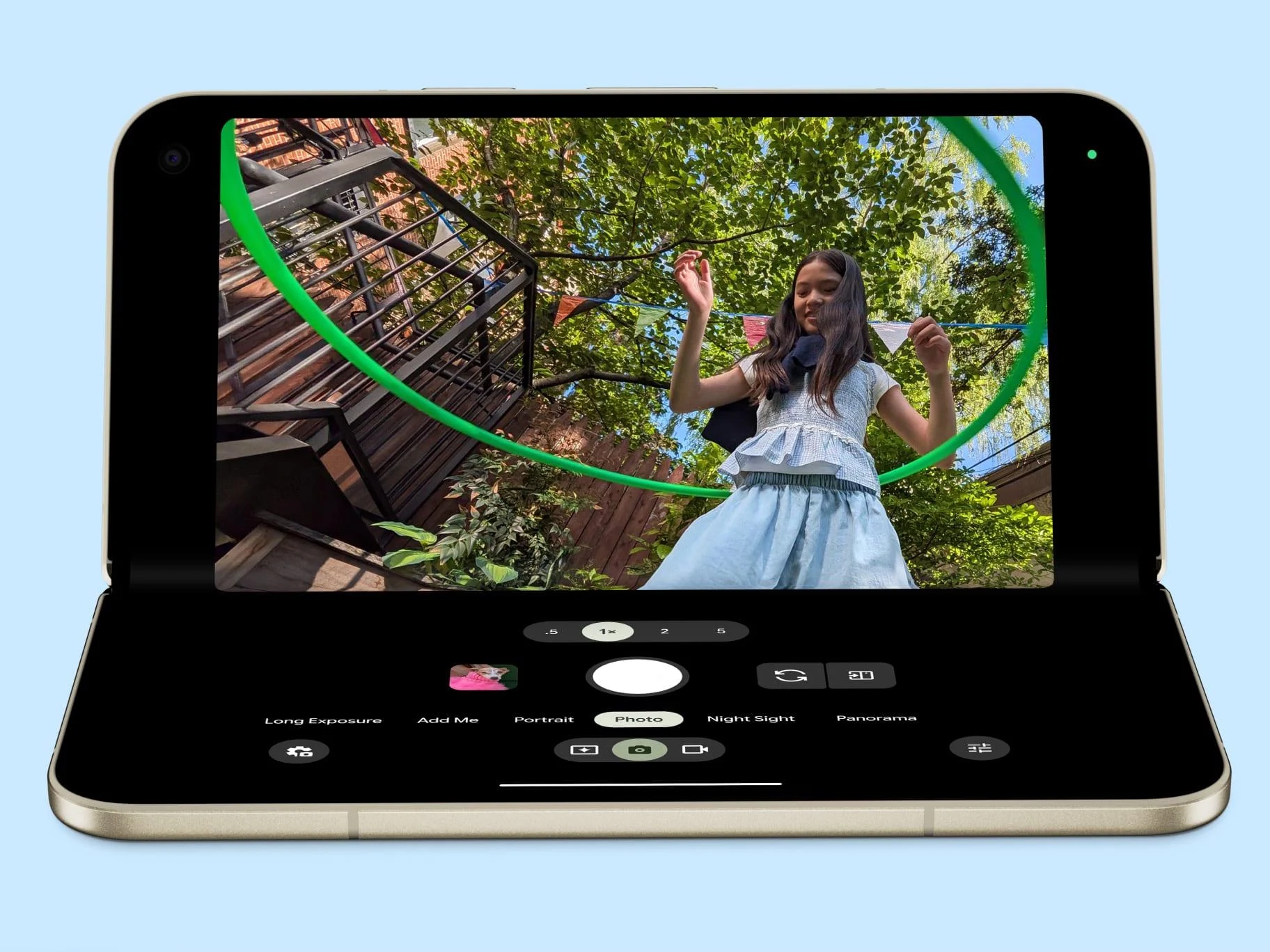 El Pixel 11 Pro Fold semiabierto en modo mesa con la app de cámara y los controles en la mitad inferior
