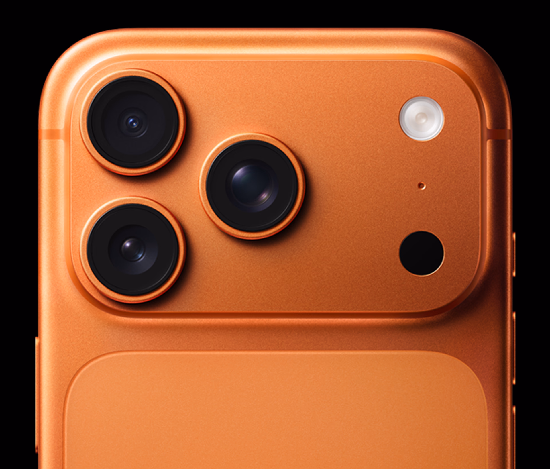 Módulo de cámara del iPhone 17 Pro Max en Cosmic Orange con los tres lentes en triángulo