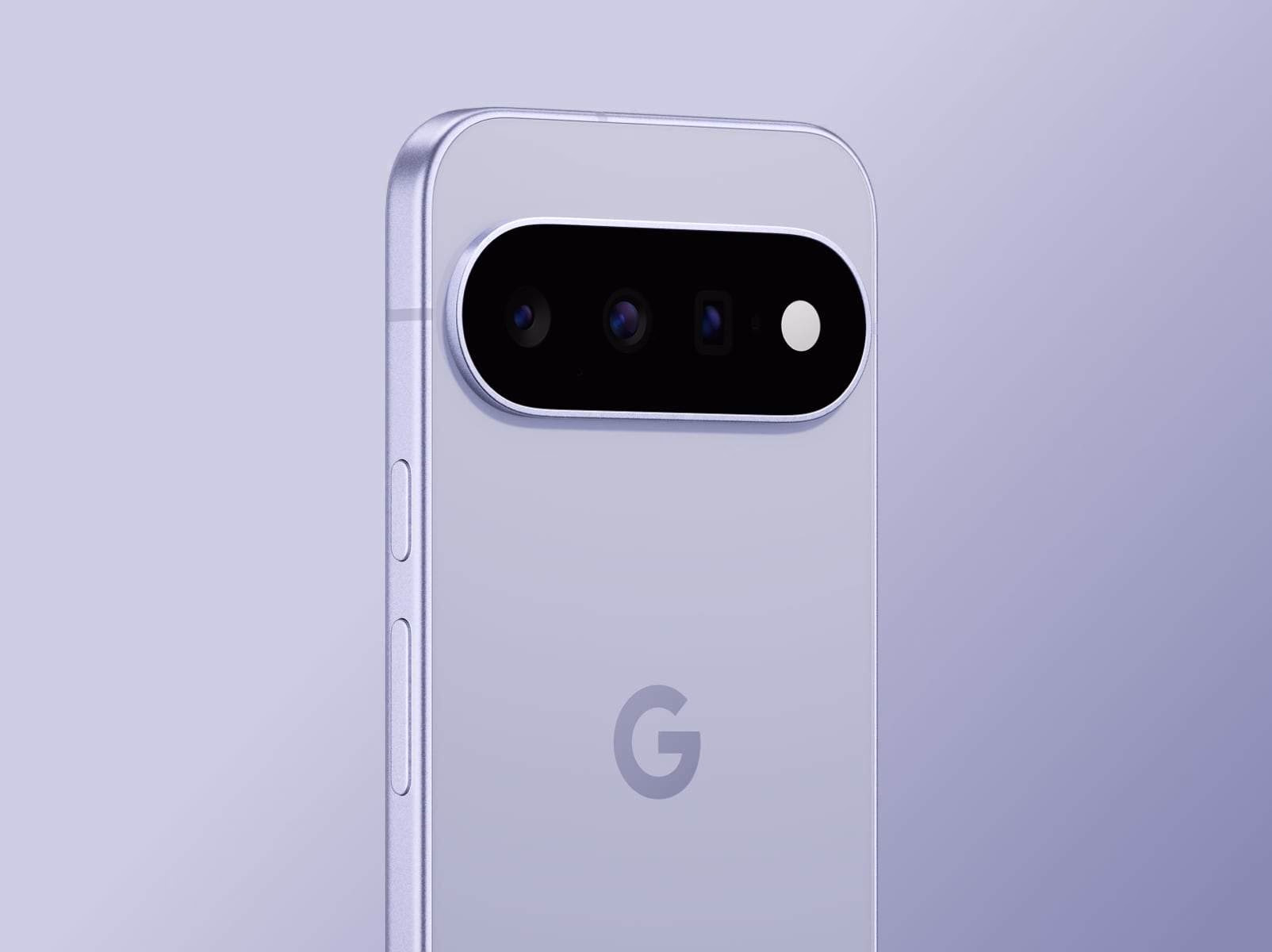 El Pixel 11 en Frost visto desde el costado, con el módulo de cámara y el logo de Google en el dorso