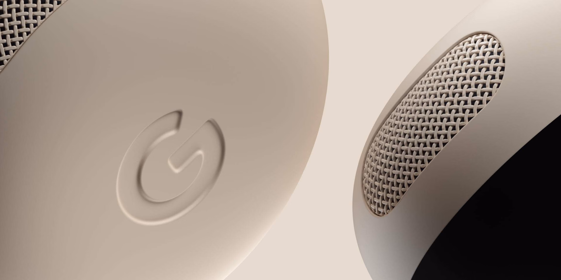 Primer plano de dos Pixel Buds Pro 2 en color Porcelain donde se ven el logo de Google y la malla del micrófono