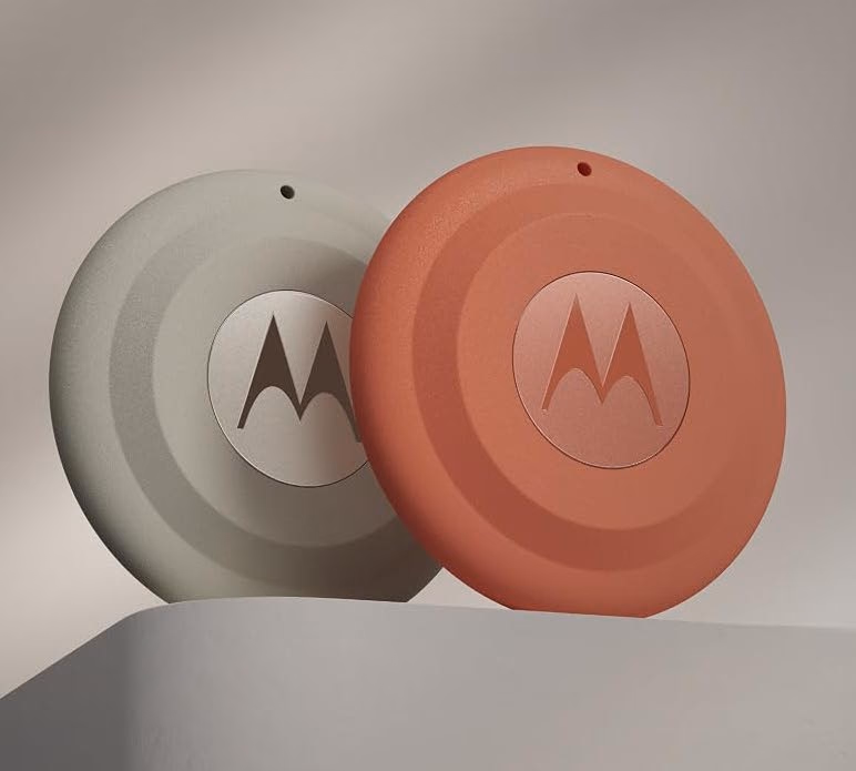 Los dos colores del Moto Tag, con el orificio para llavero en la parte superior.