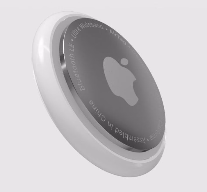 El AirTag con la leyenda Ultra Wideband grabada en su carcasa metálica.