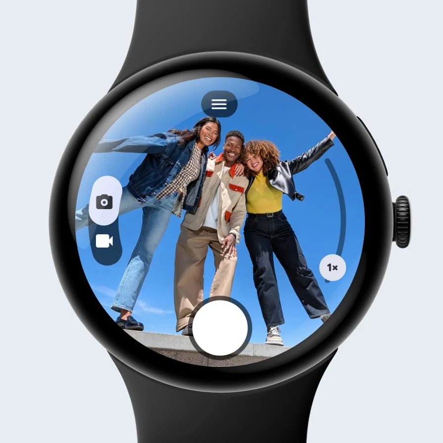 El Pixel Watch 5 usado como visor remoto de la cámara del teléfono con tres personas en el encuadre