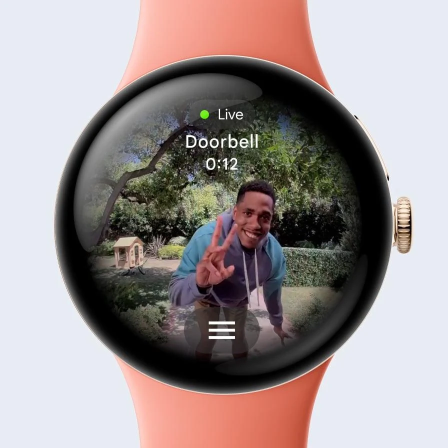 El Pixel Watch 5 mostrando el video en vivo del timbre inteligente con una persona en la puerta