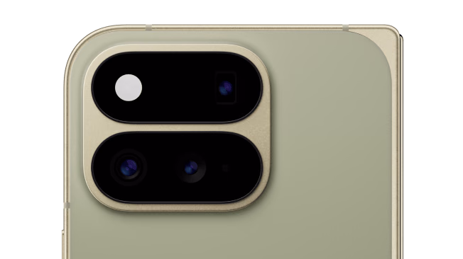 Módulo de cámara doble del Pixel 11 Pro Fold en Olive con los lentes repartidos en dos óvalos