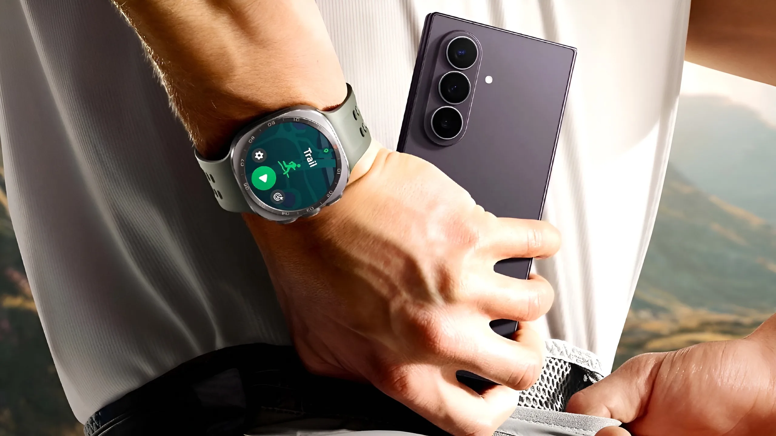 Un corredor consulta el modo Trail en el Galaxy Watch Ultra 2 mientras sostiene el Fold 8 Ultra