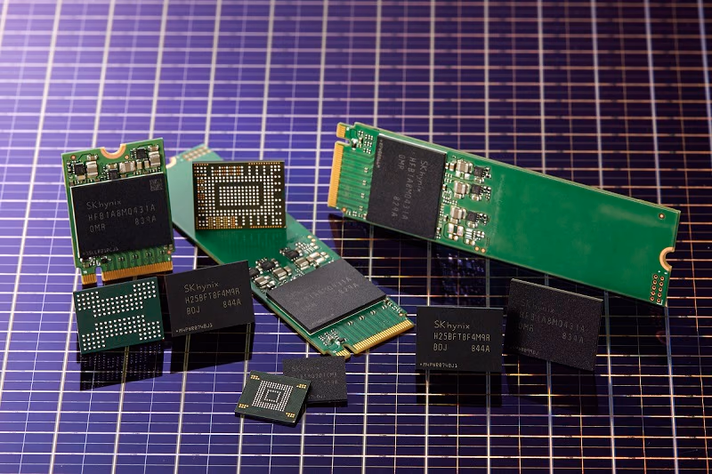 Chips NAND y unidades SSD M.2 de SK Hynix sobre una superficie reticulada