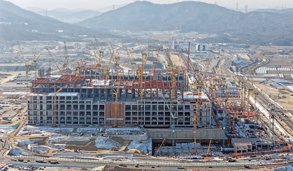 Obra de construcción de una fábrica de semiconductores de SK Hynix con decenas de grúas en el terreno