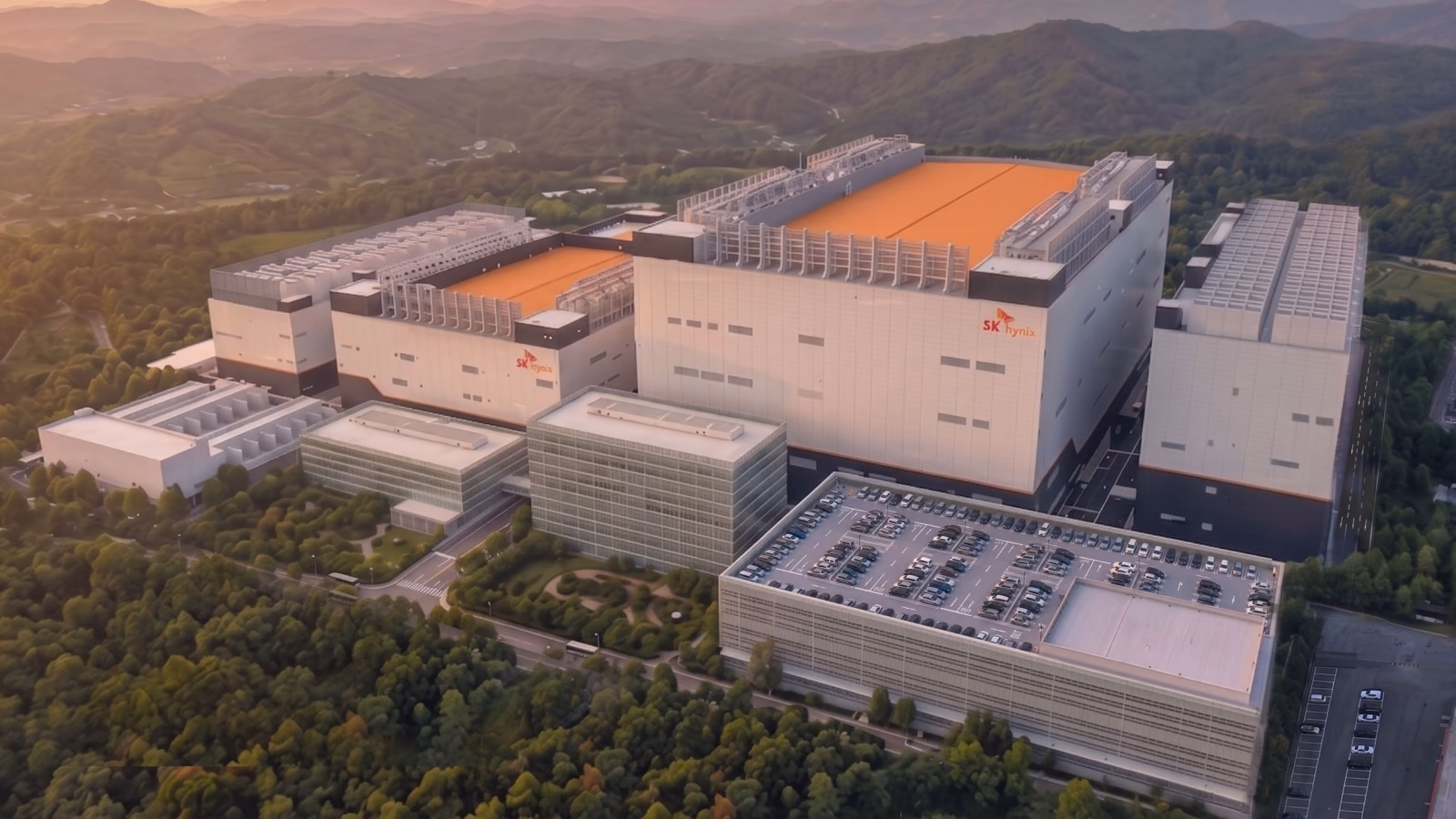 Vista aérea de un campus de fábricas de SK Hynix al atardecer