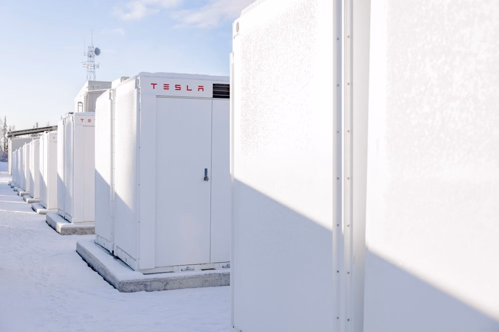 Un arreglo de baterías de red de Tesla instalado a la intemperie sobre bases de hormigón.