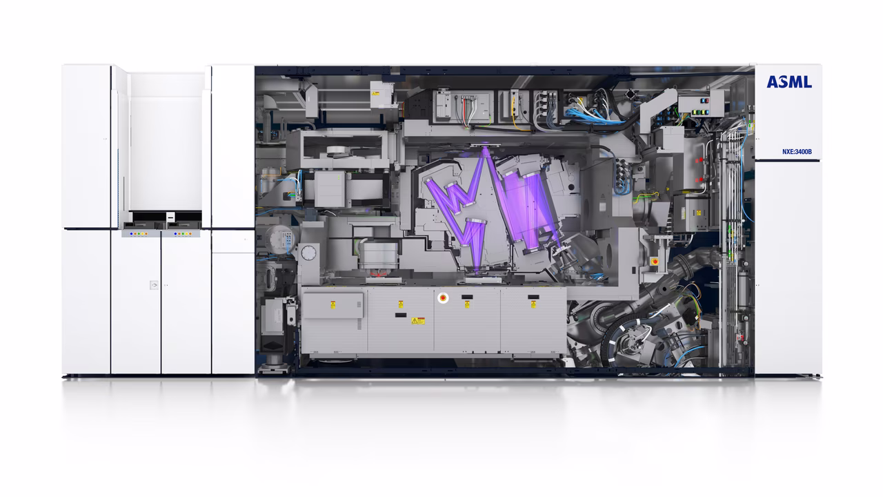 Corte del escáner de litografía EUV ASML NXE:3400B con el recorrido del haz de luz marcado en violeta.