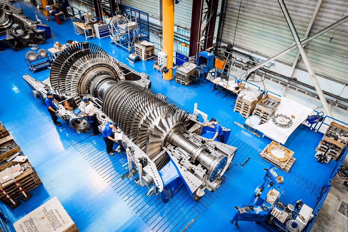 Una turbina de gas de clase HA en el taller de ensamblado, con el rotor de álabes al descubierto.