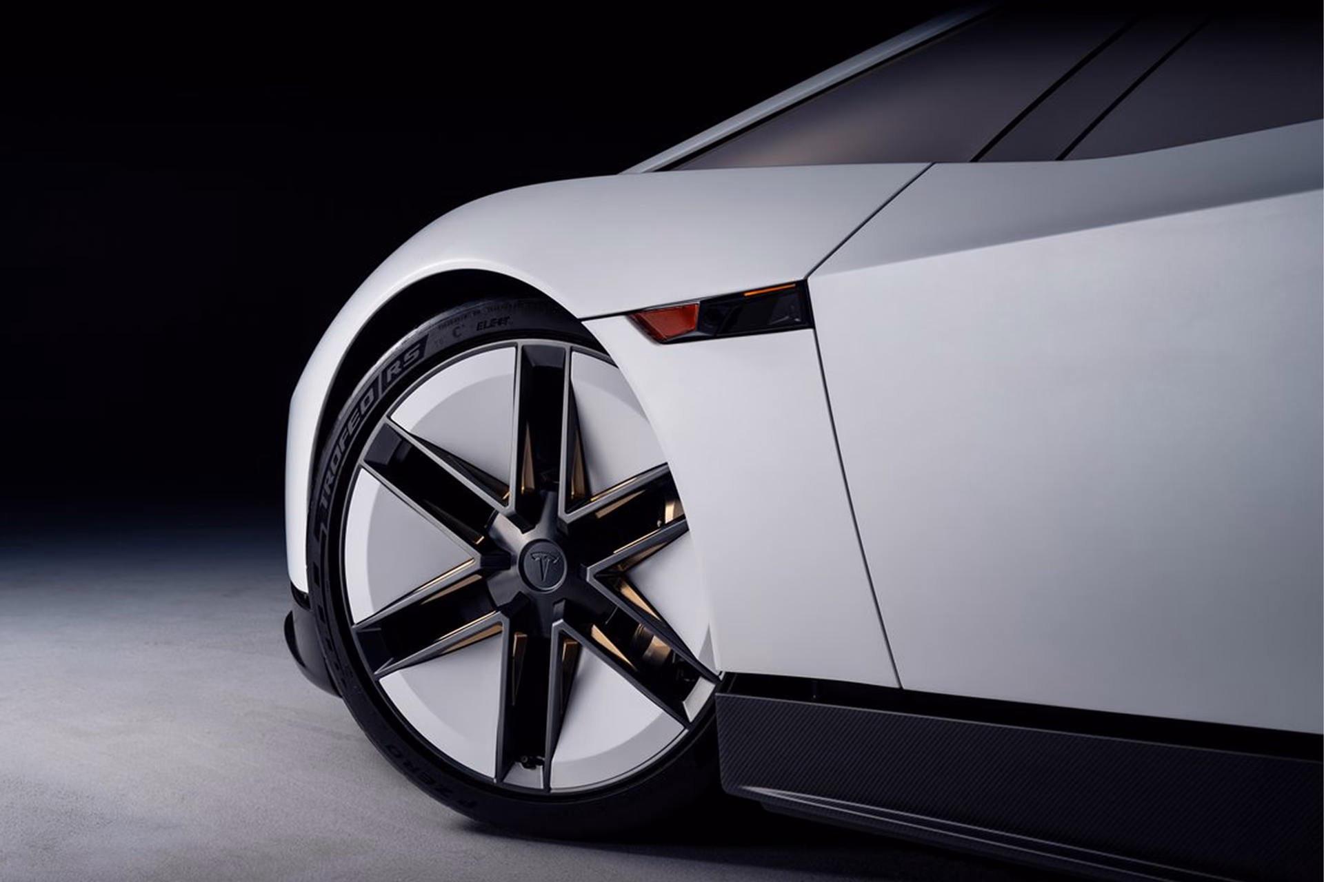 Front wheel and side panel of the white Tesla Roadster