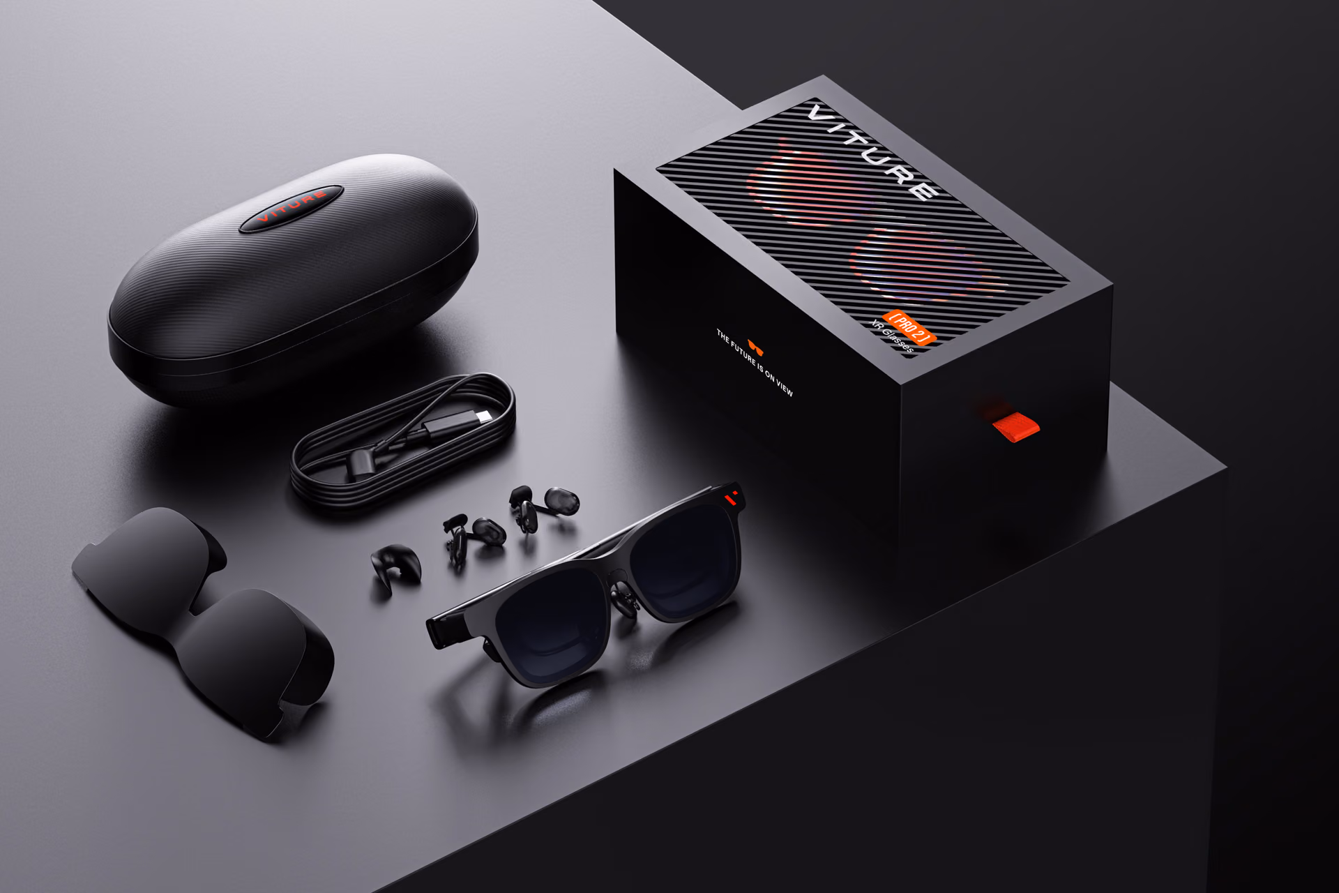 Contenido de la caja de las VITURE Pro 2: estuche rígido, cable USB-C, almohadillas nasales, visera clip-on y las gafas junto al packaging.