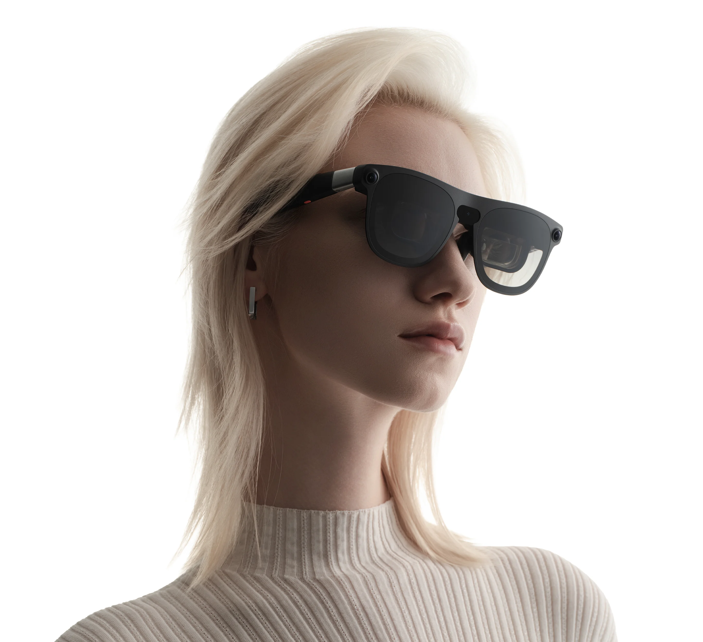 Una mujer con las gafas XREAL Aura vistas de costado, mostrando las lentes y las cámaras del marco